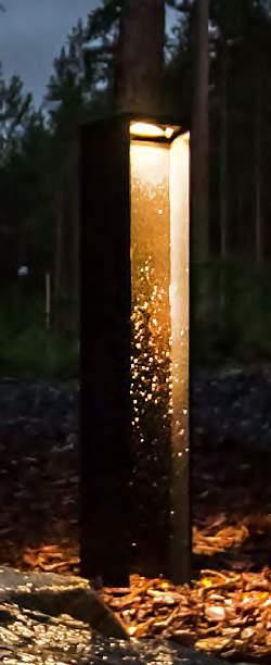 valaisee epäsuorasti kahteen suuntaan vastakkaisin