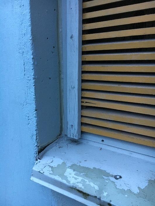 1.9 Ikkunat, karmit, puitteet, lasituslistat, vesipellit - Tilan 252 erkkerinurkassa vettä valuu ikkunan liittymästä ja vesivuoto on aiheuttanut kosteusjälkiä ikkunan sisäpuitteisiin ja ulkoseinän