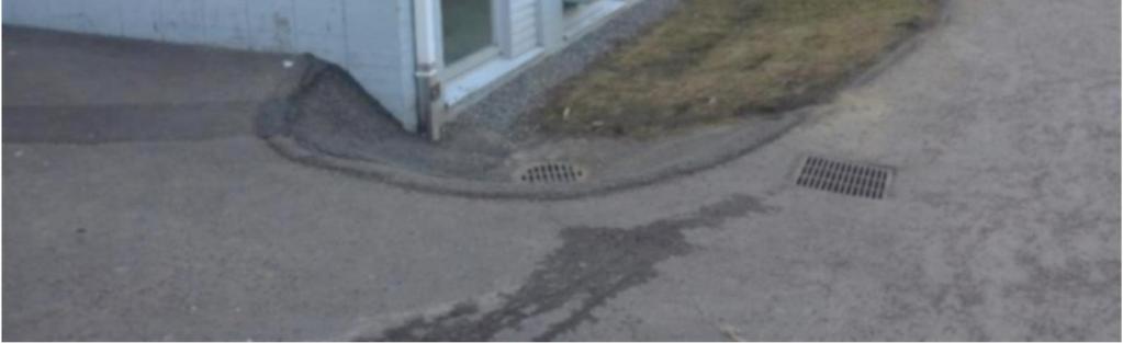 Erityisesti keväällä rinne tuo tontin läheisyyteen sulamisvesiä. Koulun sisäpiha-alue on asfalttipintainen. Muu osa pihasta on päällystetty kivituhkasepelillä.