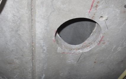 Kaikissa yläpuolisilla betonikannella varustetuissa alalaattapalkistoissa havaittiin mikrobiperäistä hajua. Tämä havainto vähensi rakenteen tutkimisen tarvetta materiaalinäyttein. Kuva 18.