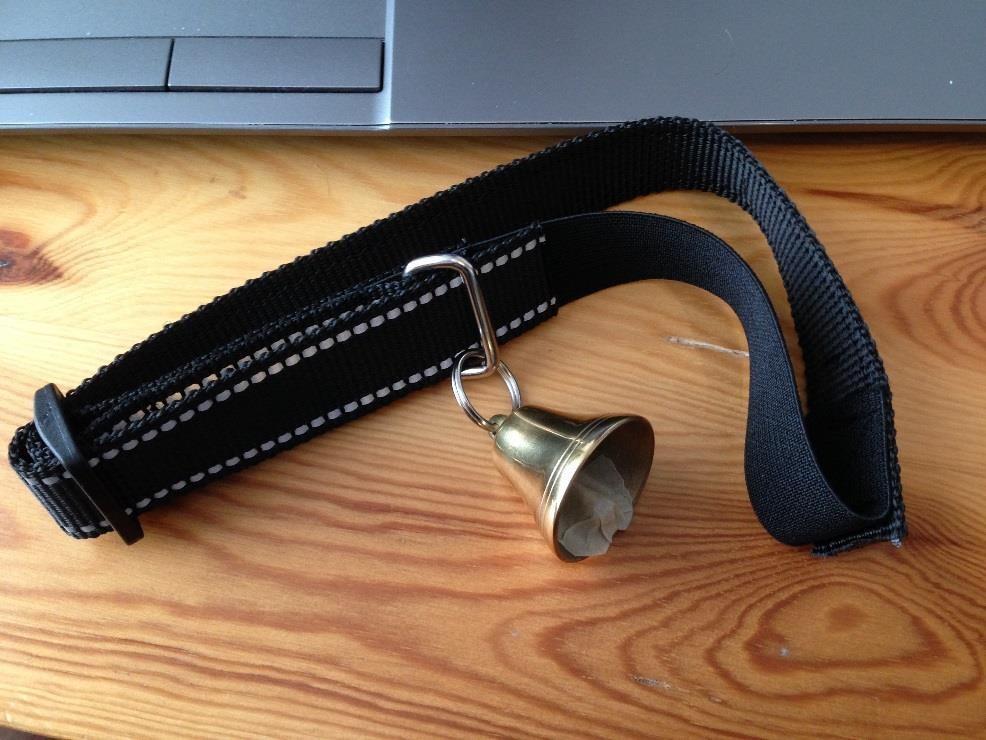 3.2 Susikello Susikello on koiran kaulapantaan kiinnitettäväksi tarkoitettu messinkinen kello. Susikello pitää kovaa metallista kilinää, jonka ajatellaan karkottavan sudet pois äänen kuultuaan.