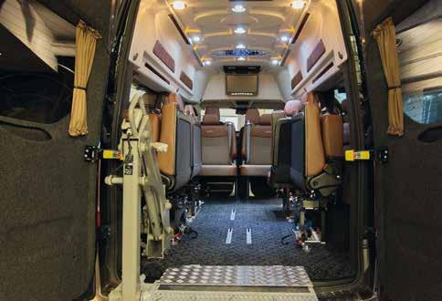 FORD TRANSIT CUSTOM Esteetön taksi Koululaistaksi 1+8 jopa 13 oppilasta, 2 pyörätuolipaikkaa tai paaripaikka Ford Transit Custom Carsport tarjoaa todella reilut tilat pyörätuolikuljetuksiin