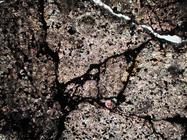 Läpinäkymättömien mineraalien koko on keskimäärin noin 100 mikronia.