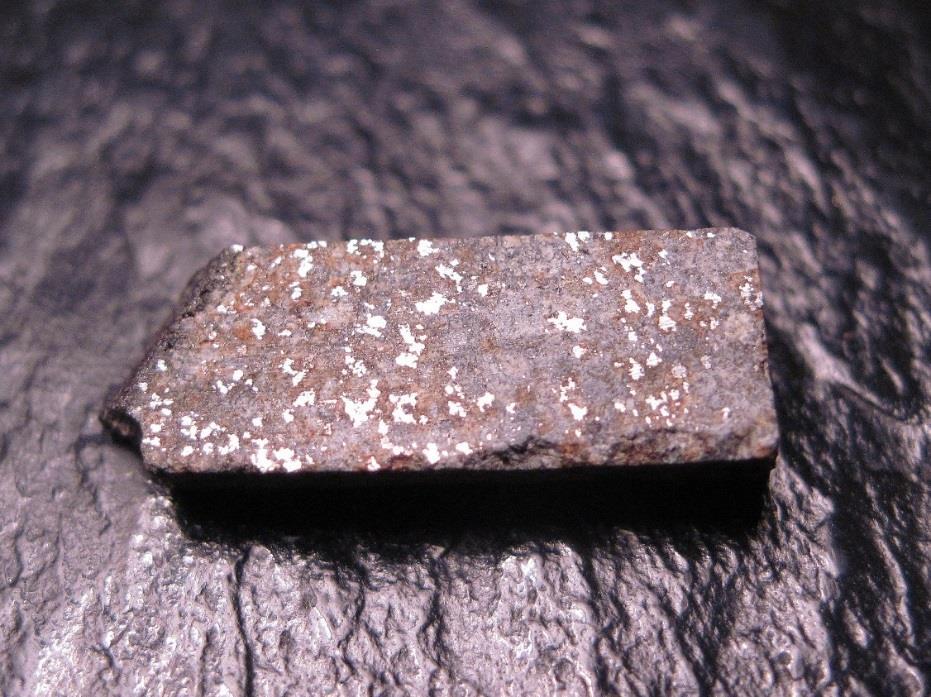 tapahtumien muokkaama. Scottin ja Krotin (2003) mukaan matriksi on volatiilirikasta ja hienoa (raekoko 5-10 m) ja muodostaa reunoja muiden komponenttien ympärille.