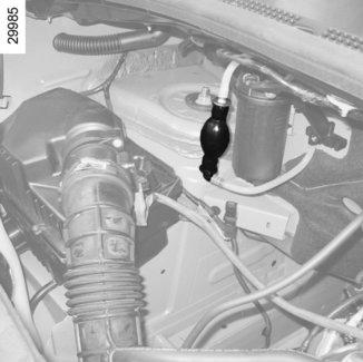 POLTTOAINESÄILIÖ (2/2) 3 Polttoaineen loppuminen dieselmalleissa Jos auto on sammunut, koska polttoneste on päässyt loppumaan täysin, järjestelmä on ilmattava, ennen kuin moottori voidaan käynnistää