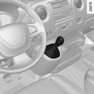 VAIHTEENVALITSIN 1 2 Vaihteenvalitsin Peruutusvaihteen kytkeminen Kun auto on pysähdyksissä, siirrä vaihteenvalitsin ensin vapaa-asentoon ja tämän jälkeen peruutusvaihteelle.