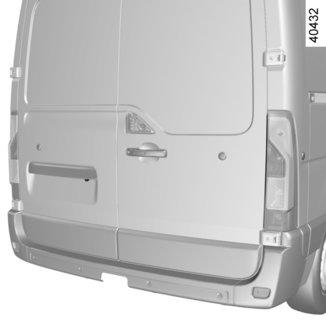 PERUUTUSKAMERA (1/2) 1 3 2 Toiminta Siirryttäessä peruutusvaihteelle kamera 1, joka sijaitsee takaluukussa tai automallikohtaisesti kaksiosaisessa takaovessa, välittää kuvan auton takana olevasta
