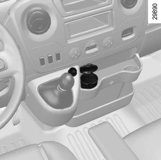 Savukkeensytytin 1 (automallikohtainen toiminto) Kun virta on kytketty, paina savukkeensytytin 1 pohjaan. Se palautuu itsestään takaisin naksahtaen, kun se on toimintavalmis.