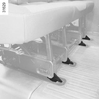 TAKAISTUIMET (2/2) 4 3 Istuimen paikalleen laittaminen Aseta ohjaimet 4 kiskoille kiinnityskohtien taakse, liu uta istuinta eteenpäin. Istuin lukkiutuu automaattisesti.