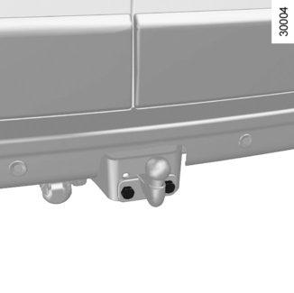 TAVAROIDEN KULJETTAMINEN (2/2) C D 3 Hinaaminen Hinauskoukun asentaminen Aseta koukku 350-420 mm:n korkeudelle D auton ollessa kuormattu. Kiristä pultit 3 196 Nm:n (Newtonmetri) tiukkuudella.