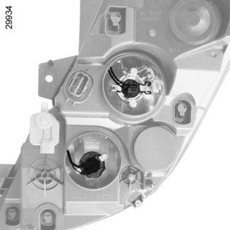 ETUVALOT: lamppujen vaihto (2/2) Kaukovalot Irrota peitekansi C. Irrota jouset 4 ja irrota lampunkanta 3. C 3 4 Lampun tyyppi: H1.