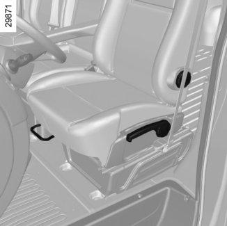 ETUISTUIMET (1/3) Istuinlämmitys (automallikohtainen toiminto) A 1 2 3 4 5 Virran ollessa kytketty, liikuta katkaisinta 5, merkkivalo syttyy.