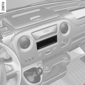 RADION ASENNUS 1 2 Jos autossasi ei ole varusteena audiojärjestelmää, käytettävissäsi on asennusvalmius, jossa on paikat seuraaville laitteille: radio 1 etukaiuttimet 2 (automallista riippuen).