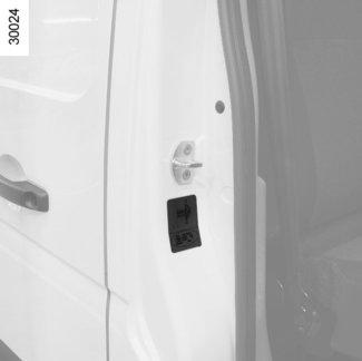 AUTOJEN TUNNUSKILVET (1/2) A 1 A 3 2 4 5 10 6 9 7 8 Valmistajan kilven tiedot on mainittava kaikissa autoa koskevissa kirjeissä ja tilauksissa. Valmistajan kilpi A 1 Valmistajan nimi.