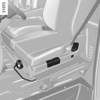ETUISTUIMET (2/3) Istuinlämmitys (automallikohtainen toiminto) Virran ollessa kytketty, liikuta katkaisinta 8, merkkivalo syttyy.