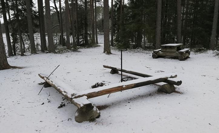 11 Valkeajärven nuotiopaikka Sijainti: Valkeajärven kodalta lähtee osittain