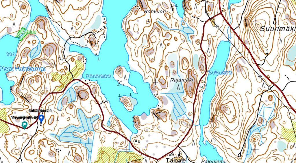 Kota ei näy tielle, mutta parkkipaikka näkyy selkeänä Tuomiojantielle. Parkkitila: kodan edustalla on parkkitilaa useammalle autolle.