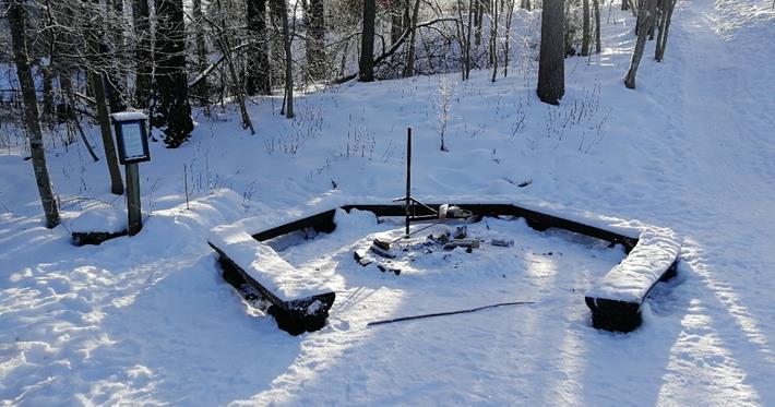 24 Urpolan luonnonsuojelualueen nuotiopaikka Sijainti: Urpolan luontopolku, Selännekatu 30, Mikkeli. Seuraa nuotiopaikan opasteita, niin löydät perille.