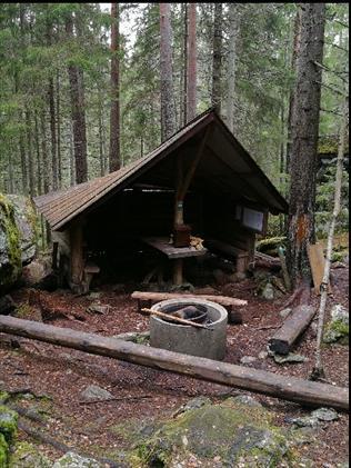 Voimalinjan alta Päijänne-lammen kohdalta lyhyempi reitti on valita oikeanpuoleinen reitti voimalinjan suuntaisesti. Polku Kirkkokiville on merkattu osittain keltaisin nauhoin. Koordinaatit: 61 36.