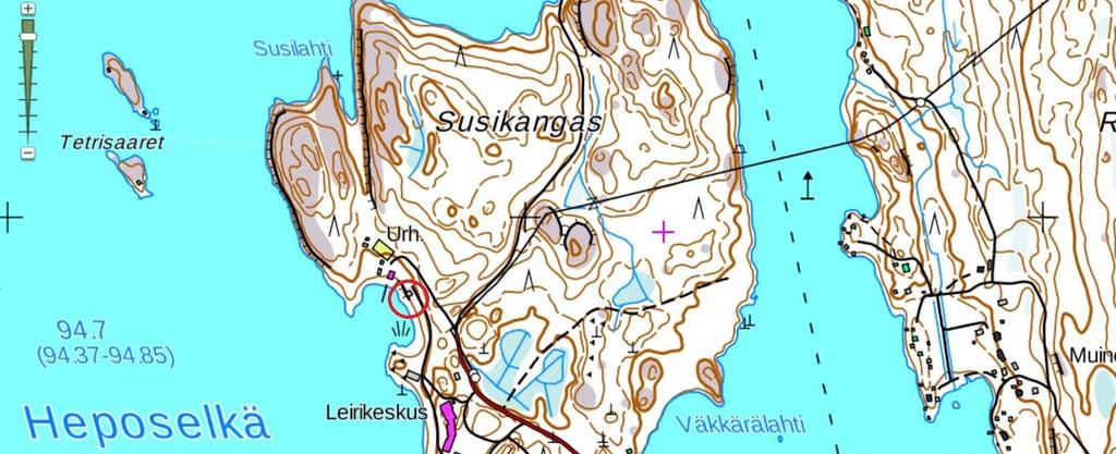 Pyörätuolilla pääsee kodan sisään (matala kynnys) ja kodassa tulipaikan ympärillä on reilusti tilaa. Kota: tilava, istumatilaa noin 30 henkilölle.