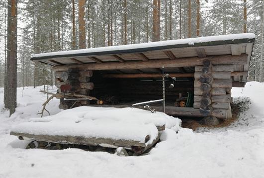 39 Pääskyniemen laavu Sijainti: Mustalahti, Otava. Lähin osoite: Pääskyniementie 17 jälkeen kääntyy metsäautotie oikealle.