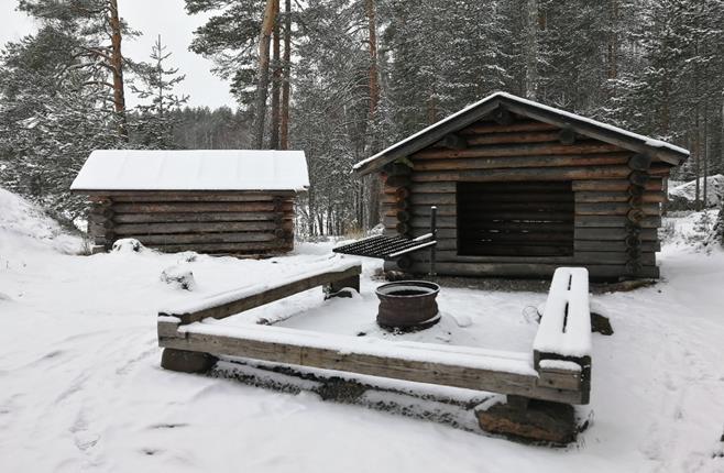 47 RISTIINA Linnaniemen laavu Sijainti: Linnatie, Linnaniemen kuntorata, Ristiina. Mikkelistä ajetaan Mikkelintietä (15) pitkin 20km ja käännytään vasemmalle Ristiinan Brahentielle.