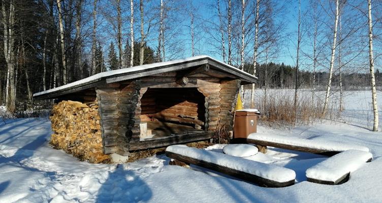 48 Närhilän laavu Sijainti: Ylä-Kuomion ranta, Närhilän kylä, Ristiina. Lähde ajamaan Ristiinan keskustasta Mäntyharjuntietä aina Koljolantielle saakka.