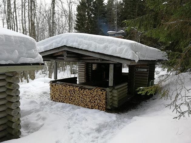 55 Kerovuoren keittokatos/ Häkkilän polku Sijainti: Mikkelistä ajetaan Kuopiontien (5) kautta Pieksämäentielle (72), jota pitkin kuljetaan 38km. Tämän jälkeen käännytään vasemmalle Porsaskoskentielle.