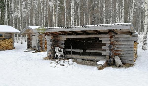 61 Halisen laavu/ Maitotie Sijainti: Halisen ranta, Suomenniemi. Laavu sijaitsee aivan Maitotien, eli Karkauksentien vieressä. Lähin osoite on Karkauksentie 228.