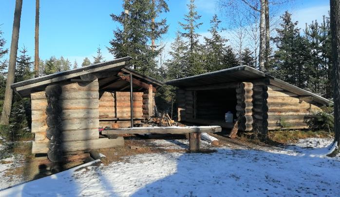 8 Salosaaren esteetön laavu Sijainti: Metsäkouluntie, Salosaari, Mikkeli. Metsäkoulun vastapäätä lähtee puomilla lukittu tie laavulle.