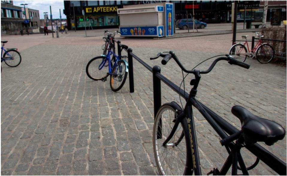 Muutamia kadun varsilla olevia autojen pysäköintipaikkoja voisi myös muuttaa pyöräparkeiksi, sillä yhden auton pysäköintipaikalle mahtuu 10 pyörää. 21.