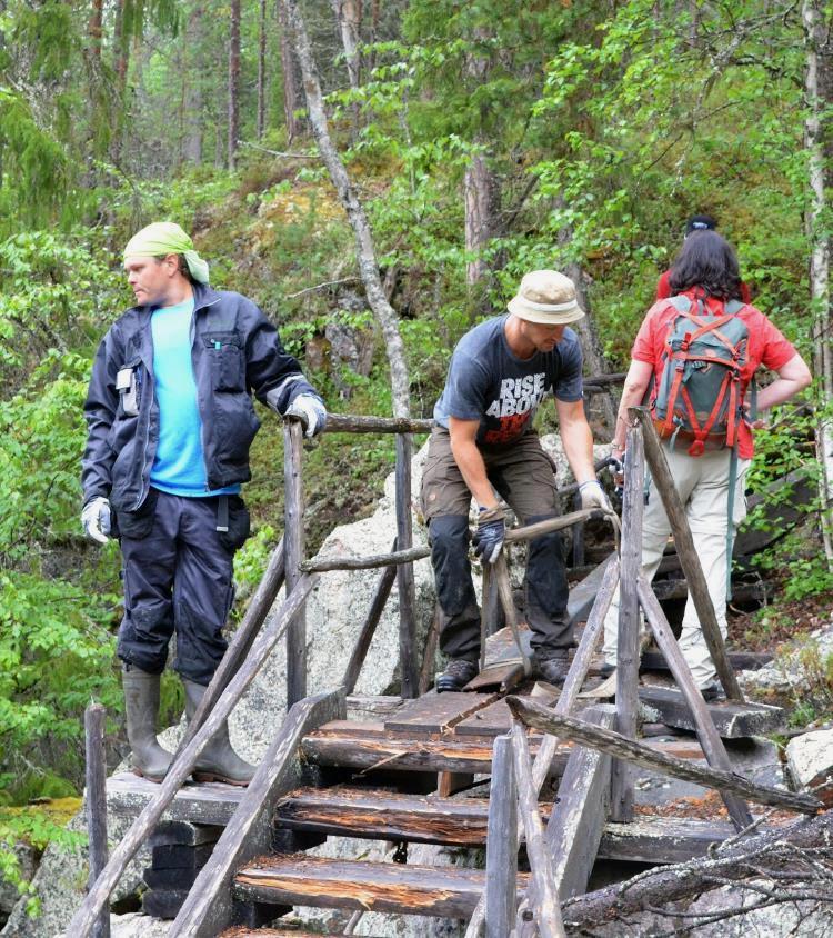 Vapaaehtoiset kunnostamassa retkeilyrakenteita Auttikönkäällä Rovaniemellä.