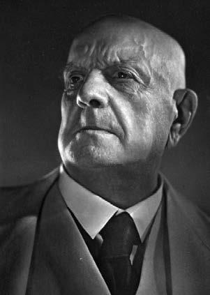 Jean Sibelius Kullervo Johan Christian Julius Sibelius fæddist í Hämeenlinna í Finnlandi árið 1865. Hann ólst upp á sænskumælandi heimili en gekk í finnskan skóla frá tíu ára aldri.
