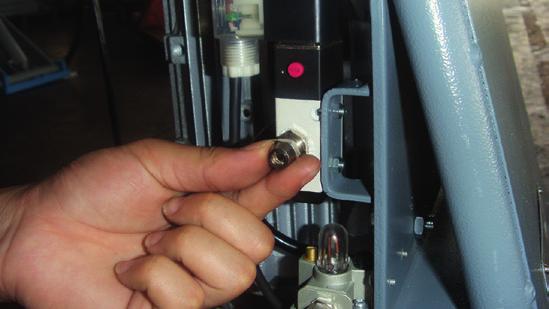 b. Anslut den första hydraulslangen till pumpenheten. c. Anslut den andra hydraulslangen på samma sätt. Steg 5. Anslut luftslangen a. Skruva av muttern på tryckluftsventilen enligt bi