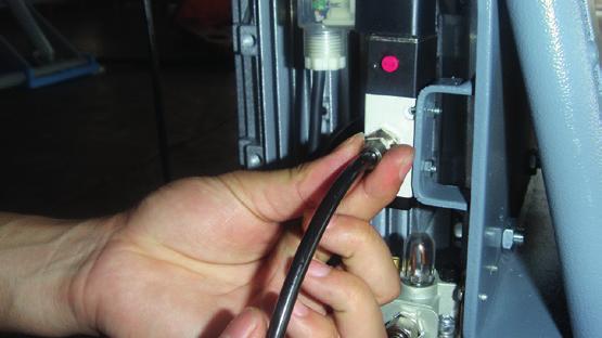 Fyll endast tanken ca 80 %, ca 8 liter hydraulolja.