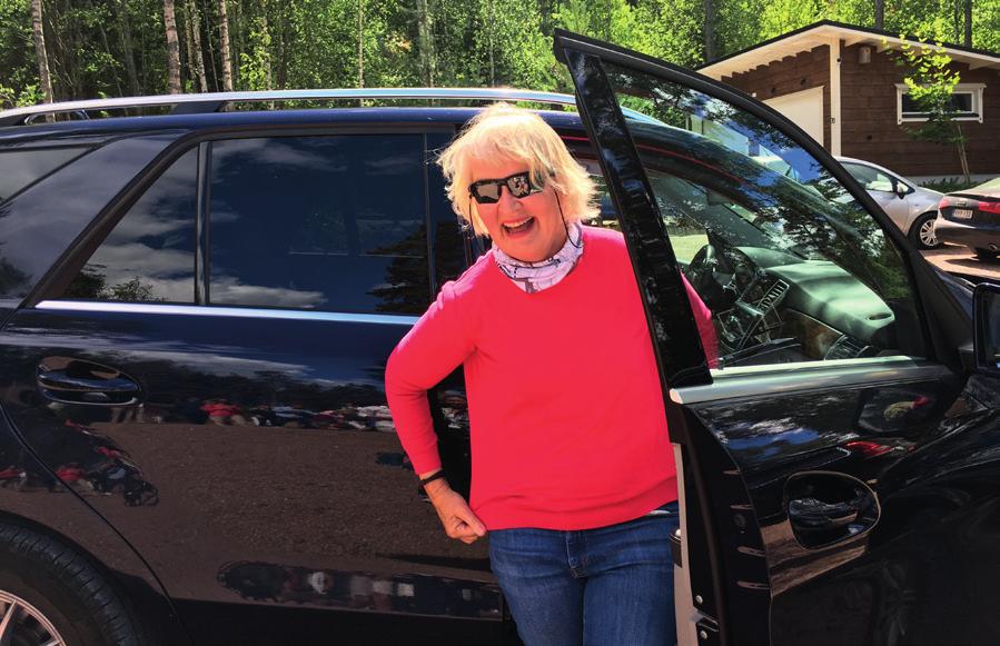 Liisa oli yllättynyt saapuessaan mökille, kun piha oli täynnä autoja ja vieraita. Paljon onnea vaan laulun jälkeen nostettiin maljat.