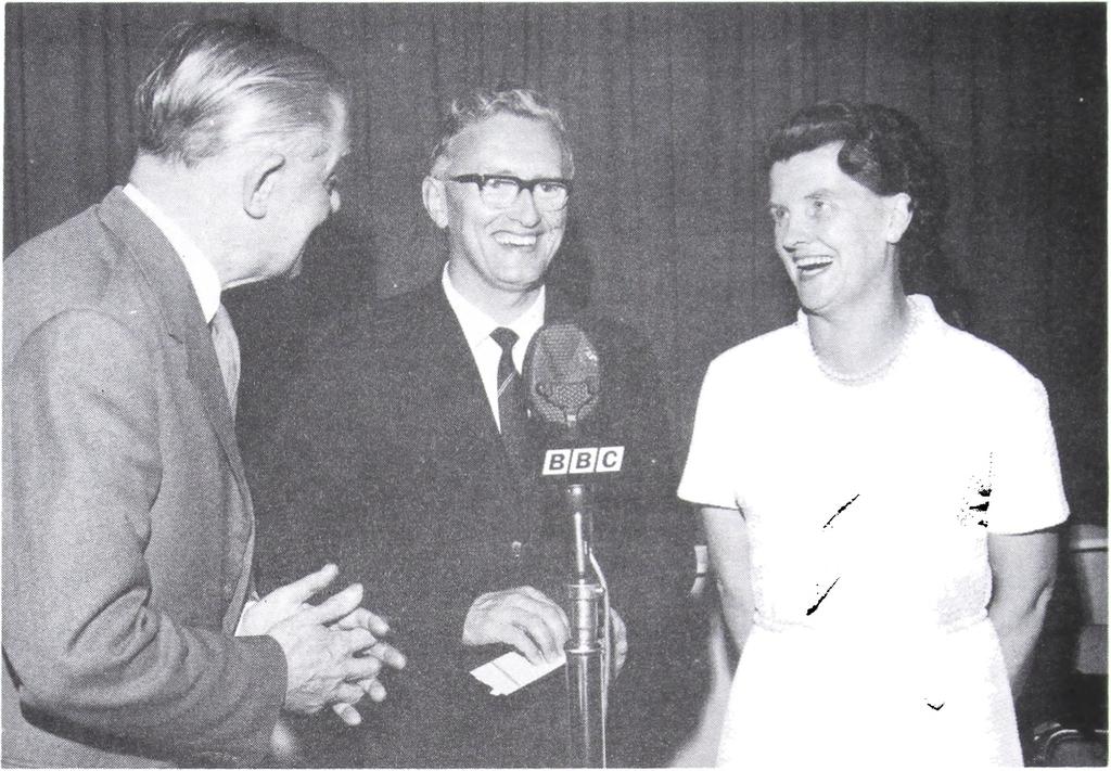 Arthurilla on Radio New Zealandissa oma erikoisohjelmansa DX-kuuntelijoille.