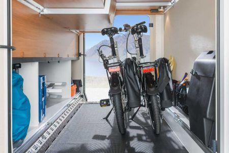 Traction Plus, mäkilähtöavustin ja luistonesto (ASR) tukevat liikkeelle lähdettäessä (mäessä), kiihdytettäessä jne. ja ovat vakiovarusteena HYMER DuoMobil -mallissa.