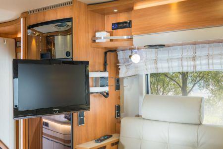 Lisäksi se suojaa kylmältä sekä suorilta auringonsäteiltä läpi vuoden pitäen lämpötilan HYMER DuoMobilin 634