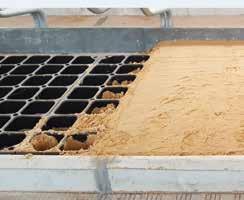 Syväparsiratkaisuissa käytetäänkin kuivikkeena usein hiekkaa, sillä epäorgaanisena aineena se on huono kasvualusta taudinaiheuttajille ja edistää siten hyvää utareterveyttä.
