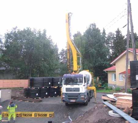 Jos mahdollista, pyydä sähkölaitosta kytkemään johdot jännitteettömäksi pumppauksen ajaksi.