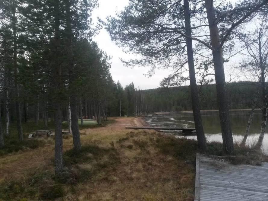20 Kuva 18 Taivallahden pohjukan laituria ja rantaa Vaikutukset sosiaalisiin oloihin Rakentaminen, rakennusten ja alueiden kunnossapito sekä matkailutoiminta tarjoavat alueelle hieman