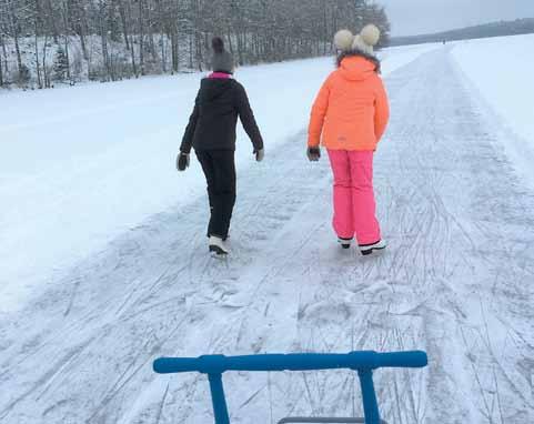 Matkailuautoilevat naapurit Sääksin Huvikummusta vierailevat talven mittaan mukana laskemassa rinteitä.