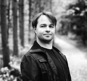 Taavi Oramo Taavi Oramo on laulaja, kapellimestari, klarinetisti ja elektronisen musiikin taitaja. Oramoa on kuultu laulajana mm.