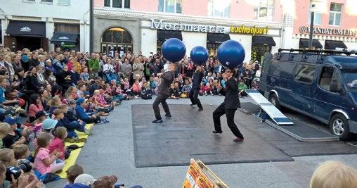 Konsertit ovat avoimia yleisölle ja mukaan mahtuu kaikki halukkaat olet sitten lomalla, töissä, kylässä, vierailulla tai ohikulkumatkalla.