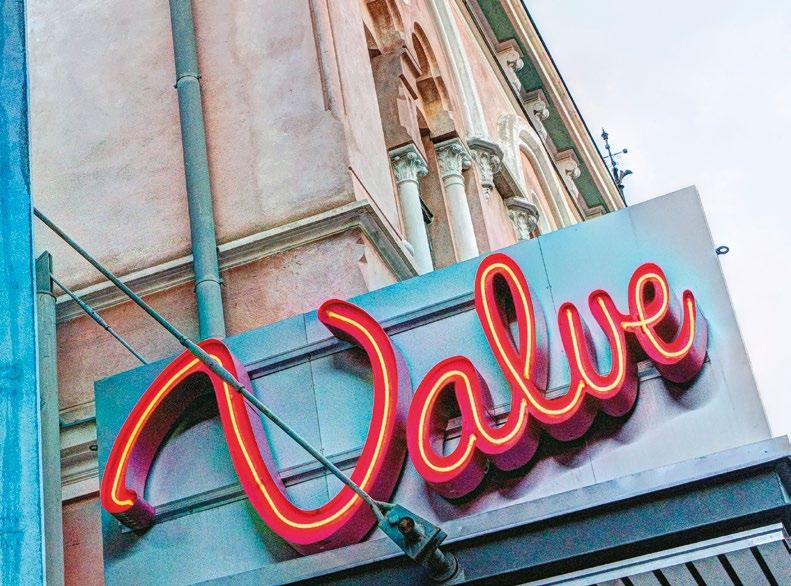 Pakettiauton uumenista ryöpsähtää ulos räjähtävän energinen show, joka viljelee vauhtia ja vaarallisia tilanteita pitäen sisällään jongleerausta, klovneriaa, vipulautahyppyjä, akrobatiaa sekä