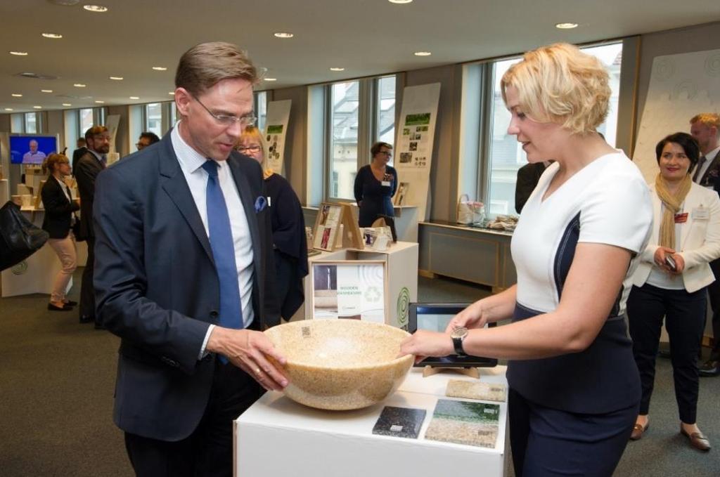 Uusi puu järjesti biopohjaisten tuotteiden näyttelyn Brysselissä EU parlamentissa. Viikon kestäneen näyttelyn emäntänä toimi europarlamentaarikko Henna Virkkunen.