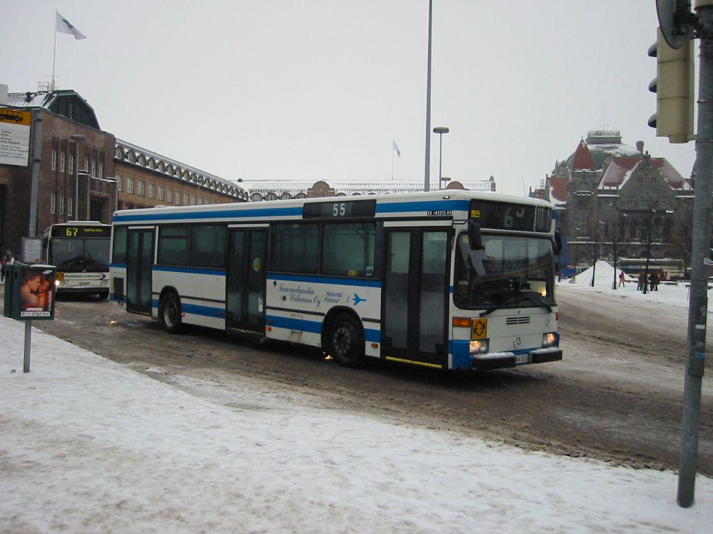 tehtaan Tammelundille lainaama Mercedes-Benz 0405N (KFH-154), koska varsinainen tilattu auto oli myöhässä.