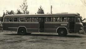 Kuva 2. Vanaja v. 1957 /2/ Anttilakin hankki 1940-luvun loppupuolella ainoan uuden bussinsa, uusi 29-paikkainen Bedford, jonka korin oli valmistanut autokoriteollisuus.