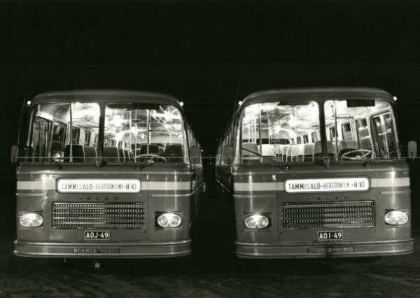 Kuva 6. Helkoja Tammisalon linjalta /2/ Jo aiemmin mainitun öljysataman liikenteen lisäksi yhtiö ajoi muitakin henkilökuntakuljetuksia 1960-luvulla.